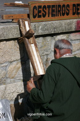 Talleres de artesanos: herreros, cesteros, zoqueros, cabaqueiros, latoneros, alfareros, canteros, tejeros,..... 