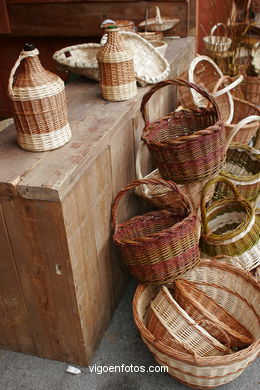 Talleres de artesanos: herreros, cesteros, zoqueros, cabaqueiros, latoneros, alfareros, canteros, tejeros,..... 