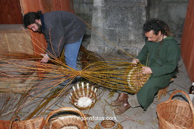 Talleres de artesanos: herreros, cesteros, zoqueros, cabaqueiros, latoneros, alfareros, canteros, tejeros,..... 