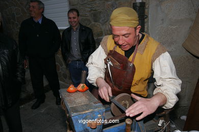 Talleres de artesanos: herreros, cesteros, zoqueros, cabaqueiros, latoneros, alfareros, canteros, tejeros,..... 