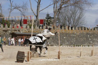 Torneo de justas, tiro de venablos y derribo del estafermo en la playa de Ribeira. Fiesta de la arribada - Baiona. 