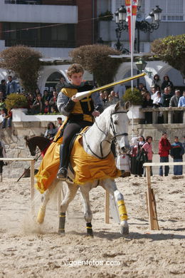 Torneo de justas, tiro de venablos y derribo del estafermo en la playa de Ribeira. Fiesta de la arribada - Baiona. 