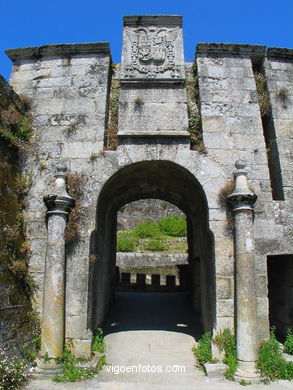 Puertas de la Fortaleza de Monterreal - Baiona. 