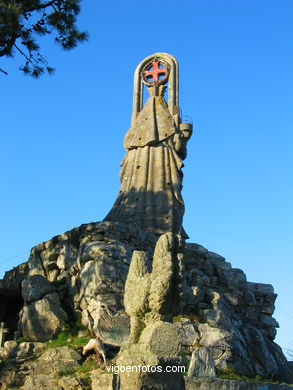 Virgen de la Roca (1930 - A. Palacios - Mariano Benlliure) - Baiona. 