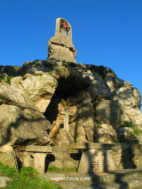 Virgen de la Roca (1930 - A. Palacios - Mariano Benlliure) - Baiona. 