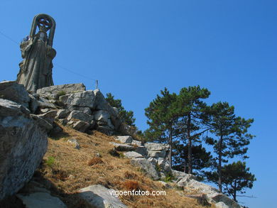 Virgen de la Roca (1930 - A. Palacios - Mariano Benlliure) - Baiona.
