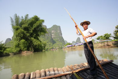 Passeio em barca de bamb em Guilin 