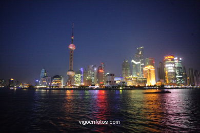 Xangai (Shanghai) pela noite . 