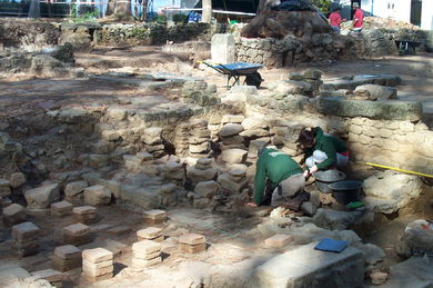 Arqueólogos trabajando en las labores de excavación.
- (Ver mapa).