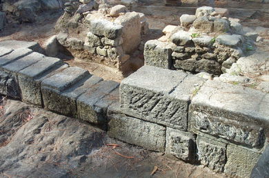 Piedra labrada en la zona próxima a las termas.
- (Ver mapa).