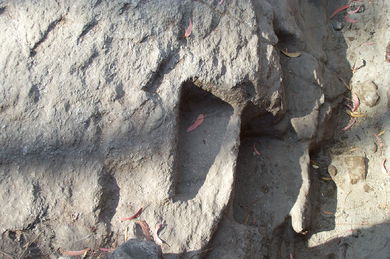 Piedra madre excavada para asentar los muros de la casa.
-  (Ver mapa). 