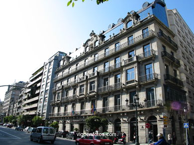 Casas de Oya - Miguel Pacewicz (1904) (AVDA GARCIA BARBON)
- (Ver mapa).