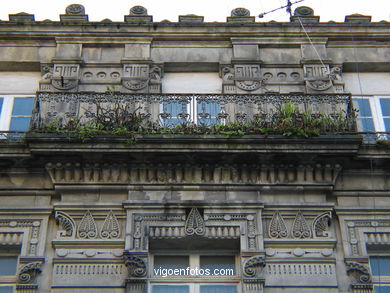 Edificio en Carral nº 15 - Benito Gómez Román (1898) (CALLE CARRAL)
- (Ver mapa).