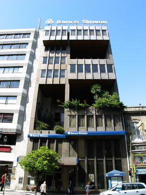 Edificio Moderno Banco calle Policarpo  (CALLE POLICARPO SANZ). 