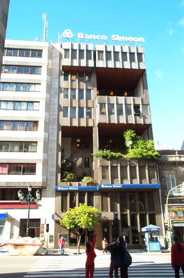 Edificio Moderno Banco calle Policarpo  (CALLE POLICARPO SANZ). 