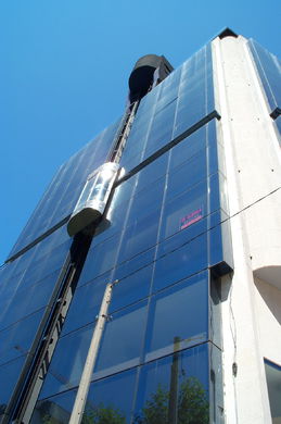 Edificio azul con ascensor panorámico (AVDA GARCIA BARBON)
- (Ver mapa).