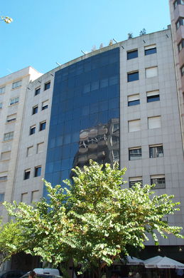 Edificio Moderno (Fachada curva)- Rosalía (CALLE ROSALIA DE CASTRO)
- (Ver mapa).