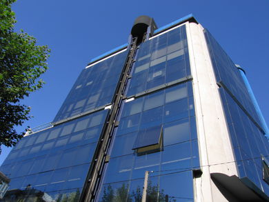 Edificio azul con ascensor panor�mico  (AVDA GARCIA BARBON)
-  (Ver mapa). 