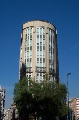 Edificios Modernos por Travesía.