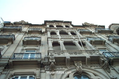 Edificio Pardo Labarta - Jenaro de la Fuente Domínguez (1911) (PLAZA PORTA DO SOL)
- (Ver mapa).