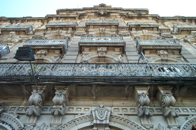 Edificio Bonín - Jenaro de la Fuente Domínguez (1910) (CALLE AREAL)
- (Ver mapa).