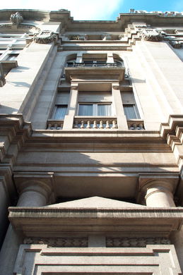 Edificio Banco de Vigo (Pastor) - Manuel Gómez Román (1923) (CALLE POLICARPO SANZ)
- (Ver mapa).