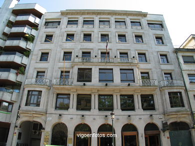Edificio de los hermanos Su�rez Eire  - Jenaro de la Fuente �lvarez (1944) (PLAZA COMPOSTELA)
-  (Map location). 