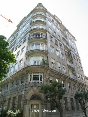 Edificio para Gaspar Mass�  - Jacobo Estens Romero (1946) (PLAZA COMPOSTELA)
-  (Map location). 