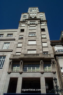 Edificio para Jos� Mouri�o Vilas  (1946) (CALLE URZAIZ)
-  (Map location). 