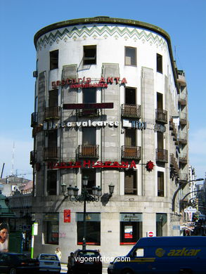 Edificio para las hermanas Salgueiro Gracía Barbón - Romualdo de Madariaga (1934) (PLAZA PORTA DO SOL)
- (Ver mapa).
