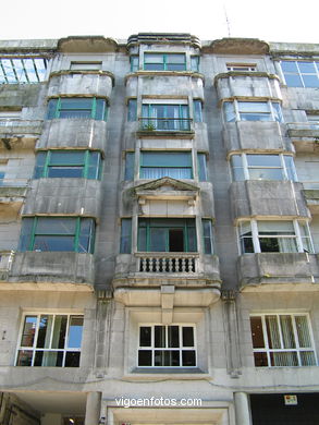 Edificio Iglesias Curty  - Jenaro de la Fuente �lvarez (1940) (PLAZA COMPOSTELA)
-  (Map location). 