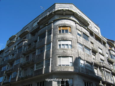 Edificio Iglesias Curty  - Jenaro de la Fuente �lvarez (1940) (PLAZA COMPOSTELA)
-  (Map location). 