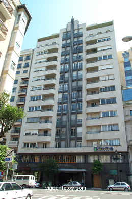 Edificio Curbera - Francisco Castro Represas (1939) (AVDA GARCIA BARBON)
- (Ver mapa).