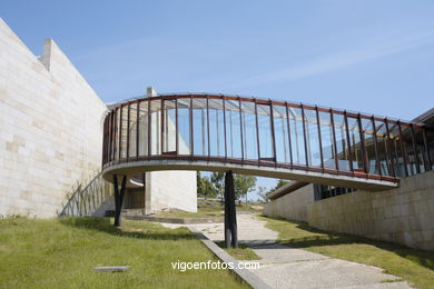 Arquitecto: Alfonso Penela - Universidad de Vigo (1999/2003) - Ciencias Jurídicas y Trabajo.