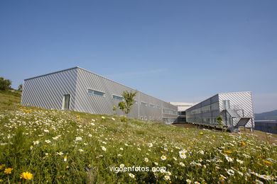 Arquitectos: Cesar Portela - Universidad de Vigo (1999/2003) - Ciencias Jurídicas y Trabajo.