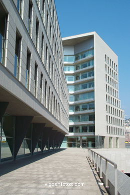 Edificio de la Xunta de Galicia. 1995/2001. (Esteve Bonell, Josep María Gil). Finalista Bienal de Arquitectura Española(sétima edición), Premios FAD de Arquitectura y Deseño.
- (Ver mapa).