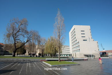 Edificio de la Xunta de Galicia. 1995/2001. (Esteve Bonell, Josep María Gil). Finalista Bienal de Arquitectura Española(sétima edición), Premios FAD de Arquitectura y Deseño..