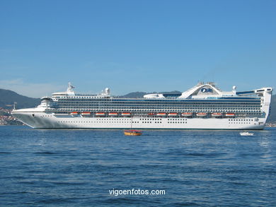 Golden Princess. Ocean liner ships. 