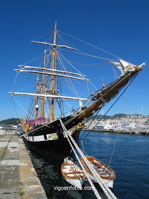 Velero Palinuro. Veleros y barcas de remo. 