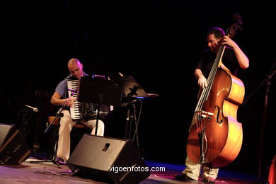Victor Prieto Trío (01/07/2006) - Plaza da Estrela - Festival de Jazz Imaxinasons 2006 - Vigo.