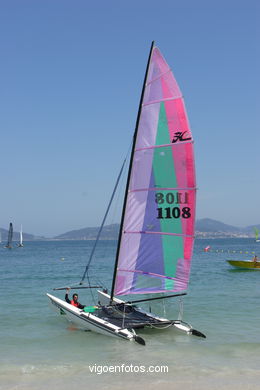 II Raid Rías Baixas de Catamaranes a Vela - Salida en playa del Vao.