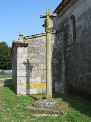 Cruceiro de la iglesia de Beade
-  (Ver mapa). 