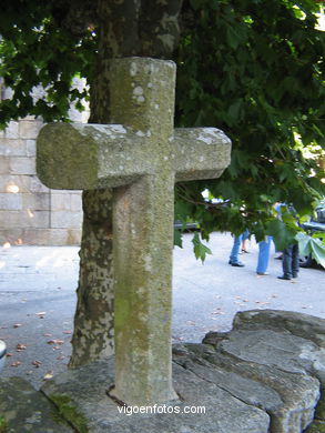 Cruz frente a la iglesia de San Cristobal de Cande�n
-  (Map location). 