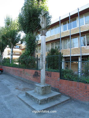 Cruceiro detrás del Colegio de la Tintureira
- (Map location).