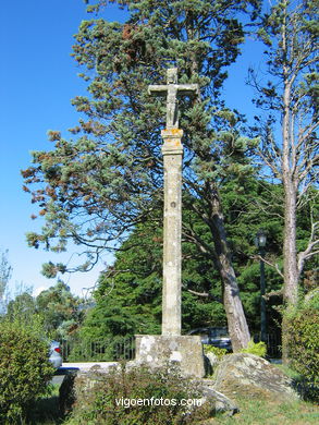 Cruceiro junto a la Ermita de la Guía
- (Ver mapa).