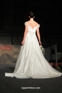 WEDDING DRESSES. BRIDAL GOWN. COLLECTION 2008. RUNWAY FASHION
