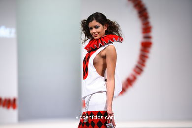 Carmen N��ez Campos. Pasarela Tesoira 2006 de Nuevos Creadores de Moda. Centro Cultural Caixanova. Vigo.. 