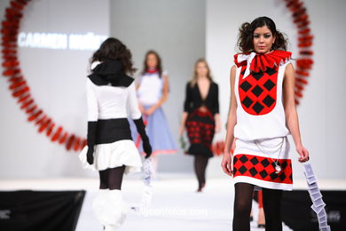 Carmen N��ez Campos. Pasarela Tesoira 2006 de Nuevos Creadores de Moda. Centro Cultural Caixanova. Vigo.. 