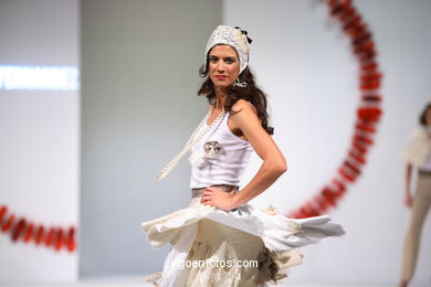 Helena Fernández-Novóa Vicente. Pasarela Tesoira 2006 de Nuevos Creadores de Moda. Centro Cultural Caixanova. Vigo..