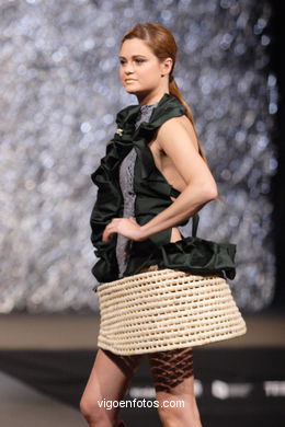 Lidia Poza Pi�eiro. Colecci�n: Tarde de Domingo. Pasarela Tesoira 2007 de Nuevos Creadores de Moda. Centro Cultural Caixanova. Vigo. (15/11/2007). 